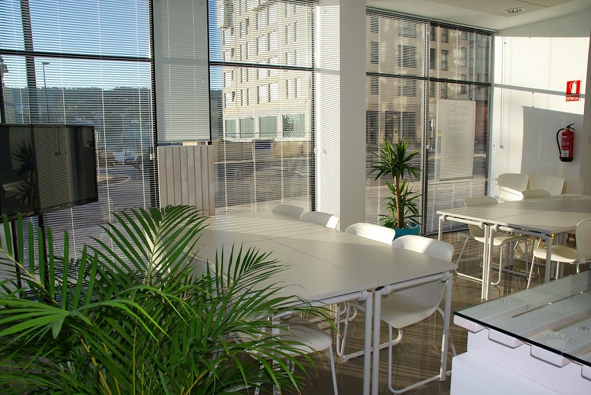 how do interior designers use lighting
